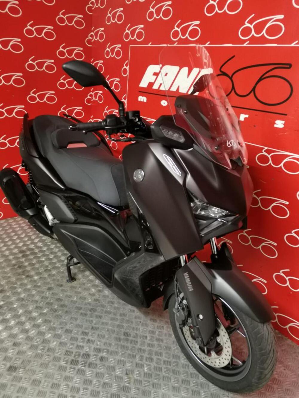 Yamaha X-Max 300 Tech Max+ (2025 - 26) (2)
