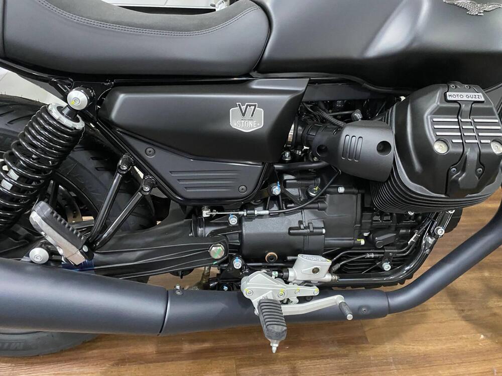 Moto Guzzi V7 Stone (2025 - 26) (6)