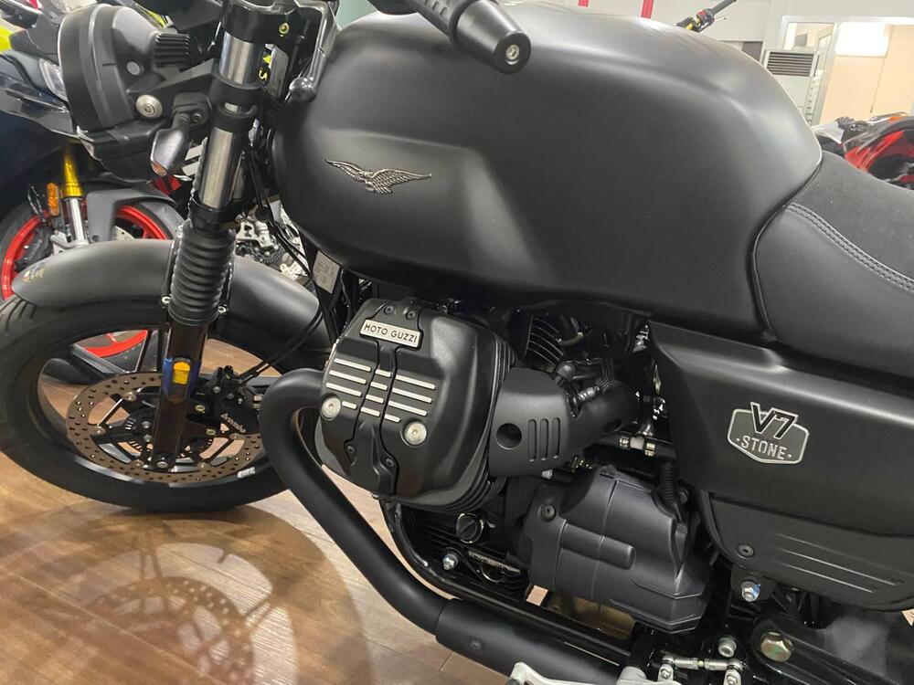 Moto Guzzi V7 Stone (2025 - 26) (7)