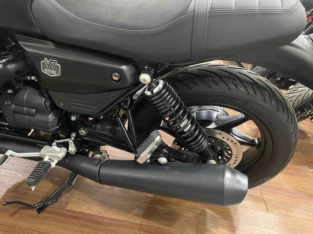 Moto Guzzi V7 Stone (2025 - 26) (8)