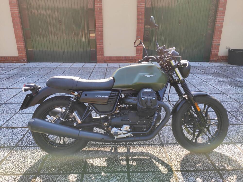 Moto Guzzi V7 III Stone (2017 - 20) (3)