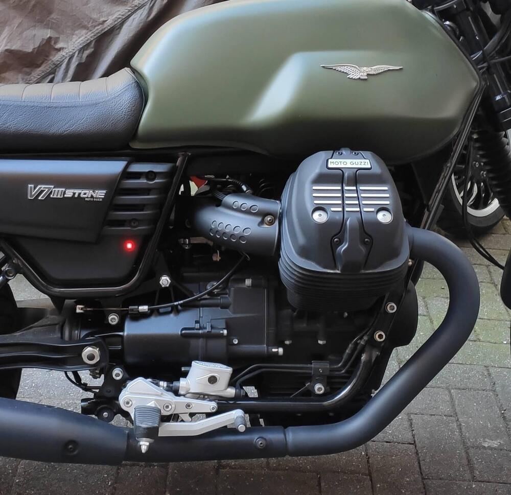 Moto Guzzi V7 III Stone (2017 - 20) (7)