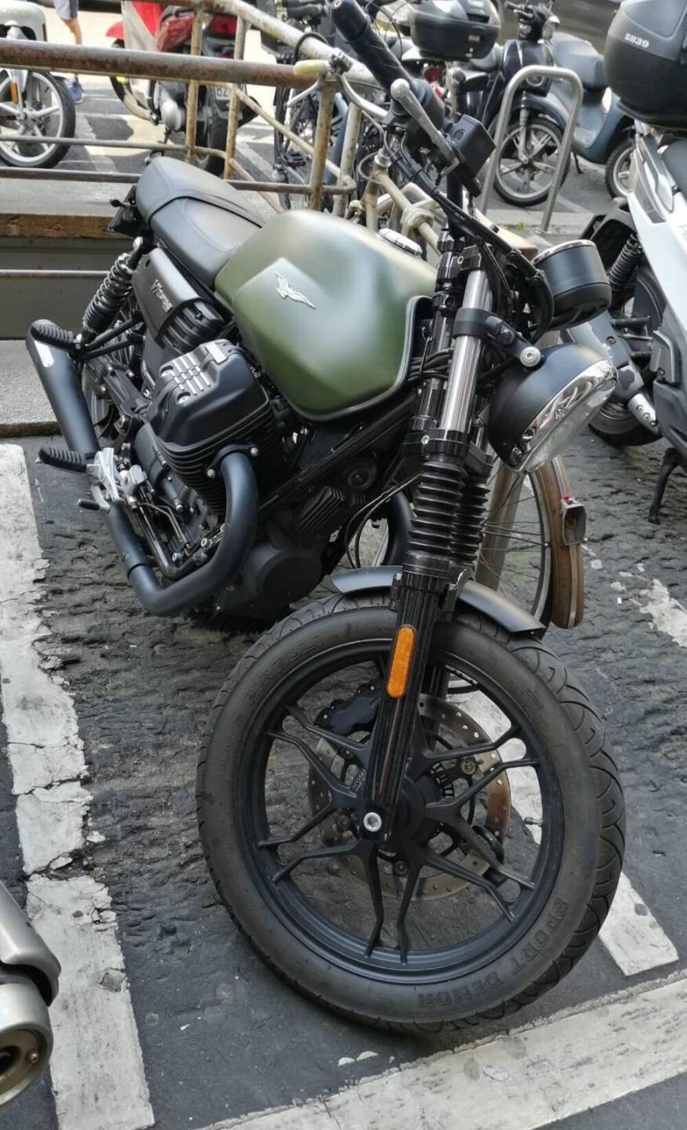 Moto Guzzi V7 III Stone (2017 - 20) (4)