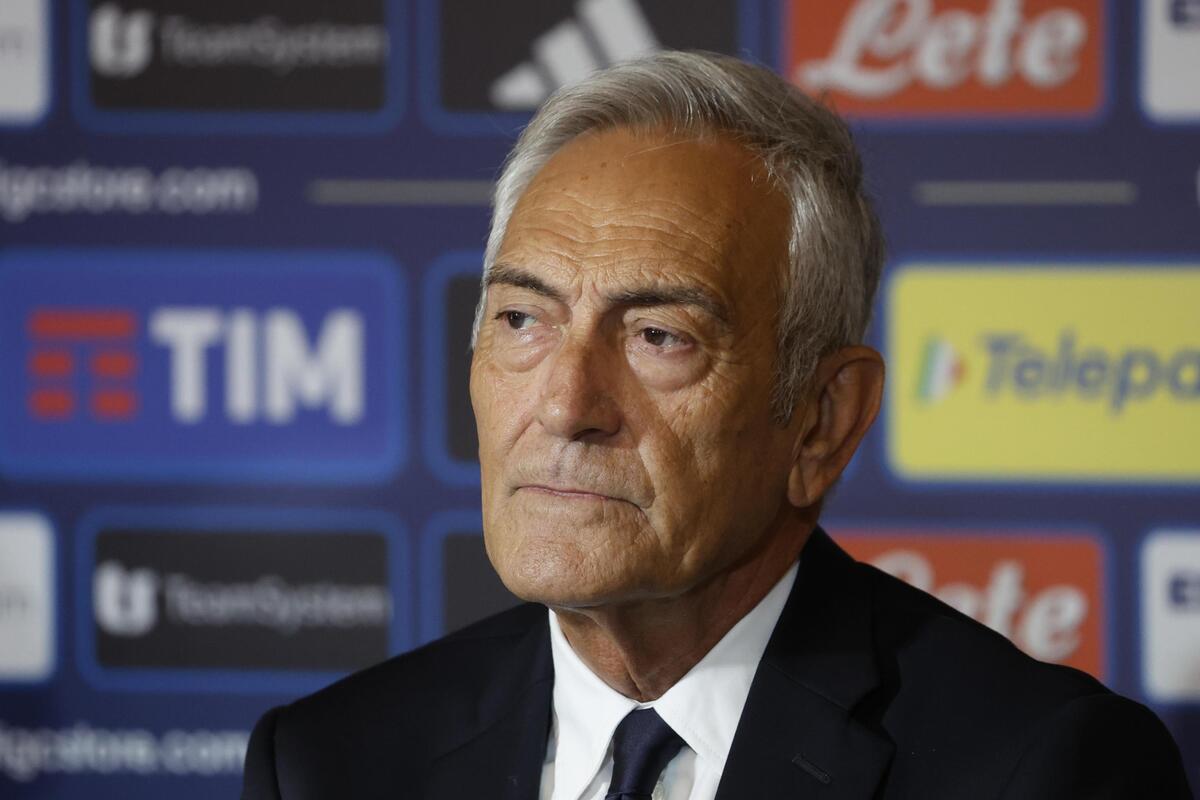 Dalle 'ammiraglie blu' all'elettrico Volkswagen: cosa guida Gabriele Gravina mentre l'Italia resta a secco di Mondiali