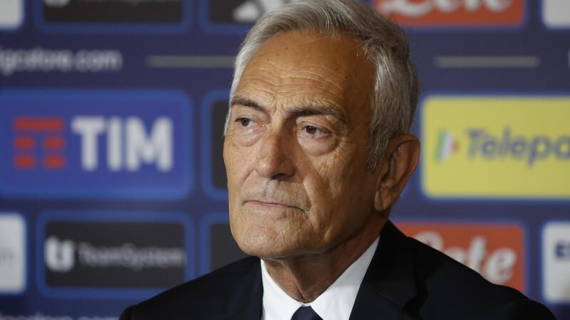 Dalle 'ammiraglie blu' all'elettrico Volkswagen: cosa guida Gabriele Gravina mentre l'Italia resta a secco di Mondiali