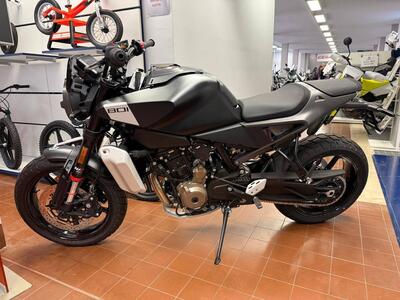 Husqvarna Svartpilen 801 (2024 - 26) usata