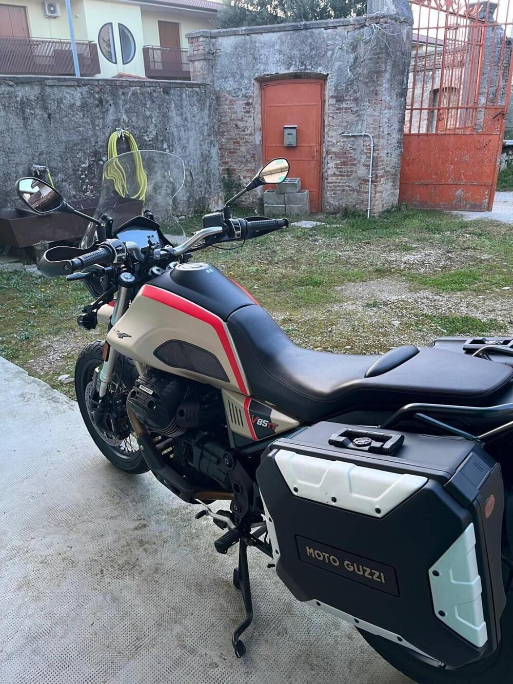 Moto Guzzi V85 TT Travel (2021 - 23) (5)