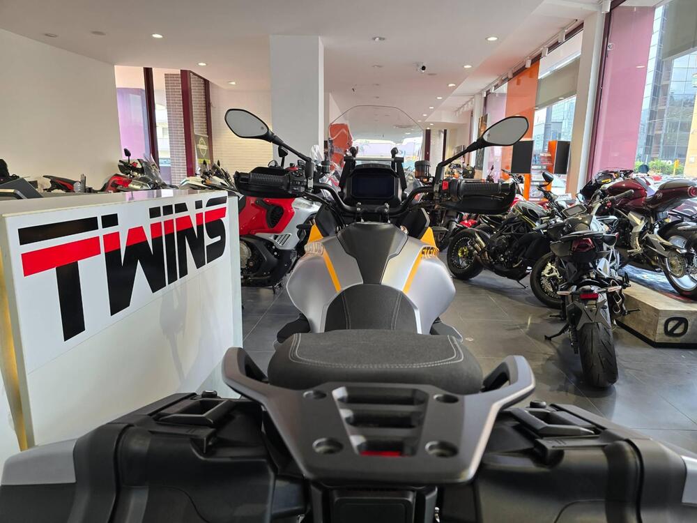 Moto Guzzi Stelvio (2024 - 26) (9)