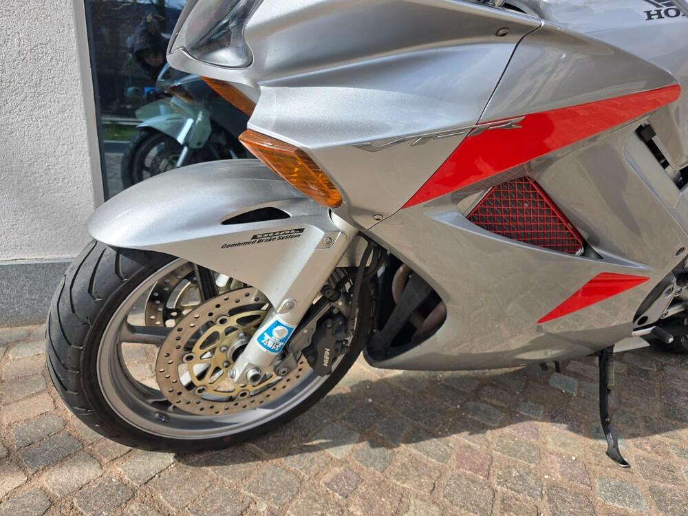 Honda VFR 800 (2002 - 05) (6)