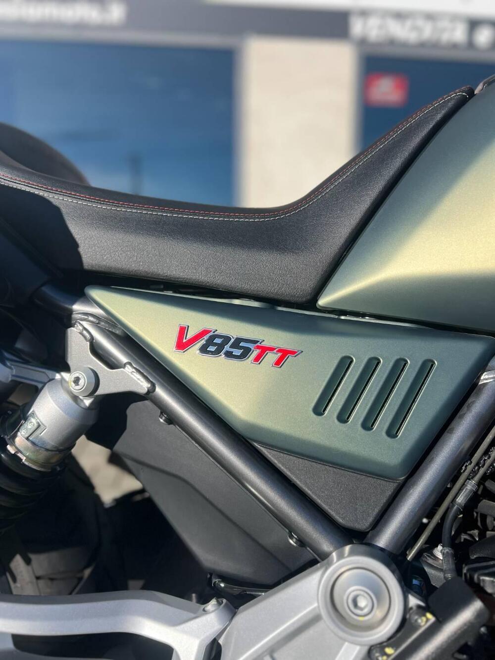 Moto Guzzi V85 TT (2021 - 23) (4)