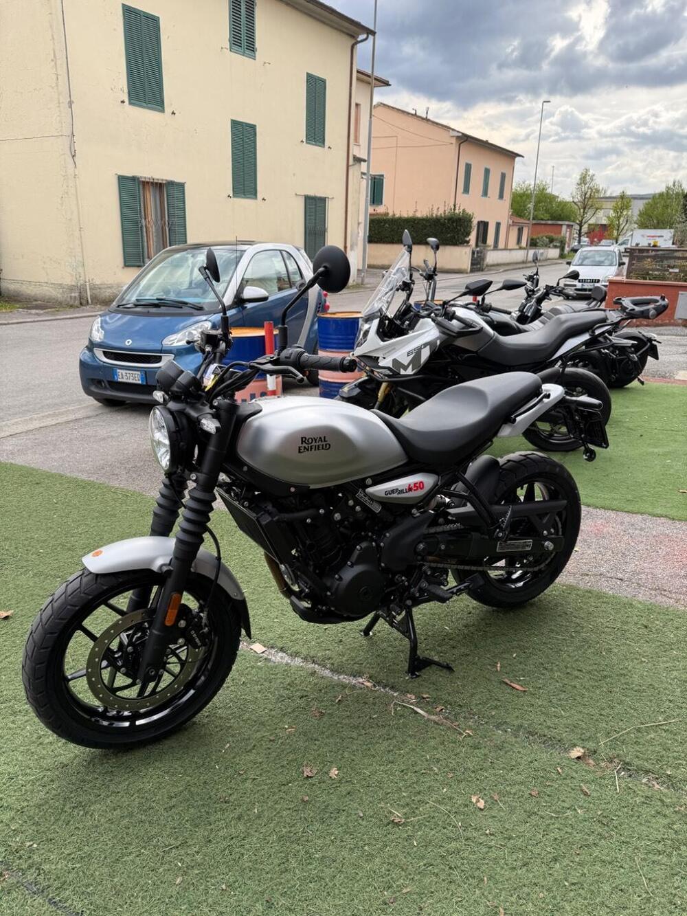 Royal Enfield Guerrilla 450 (2024 - 26) (3)