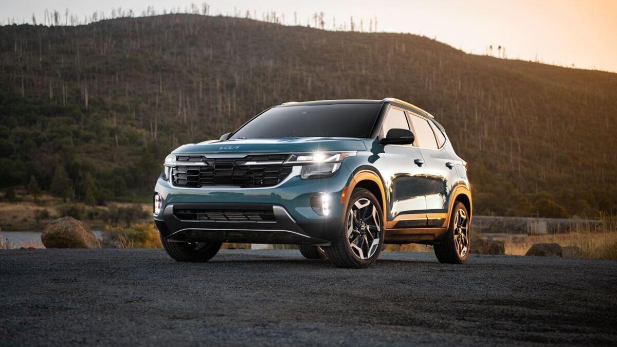 Kia Seltos 2027 debutta a New York: arriva per la prima volta la versione ibrida del SUV compatto