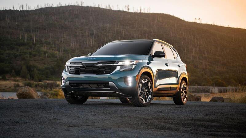 Kia Seltos 2027 debutta a New York: arriva per la prima volta la versione ibrida del SUV compatto