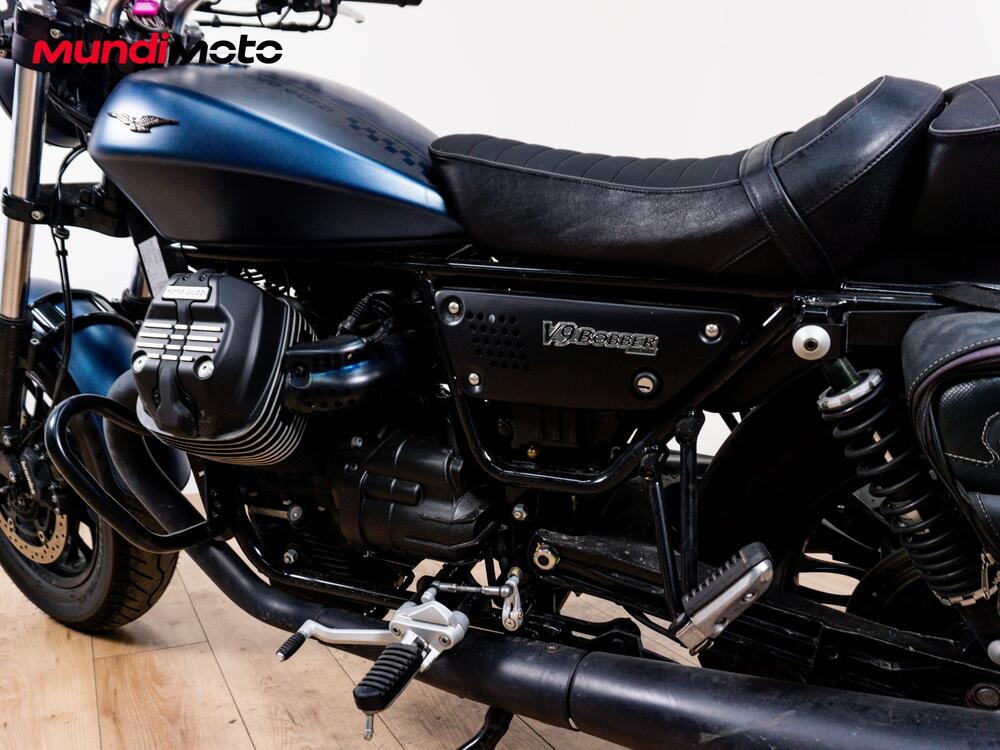 Moto Guzzi V9 Bobber (2021 - 25) (10)