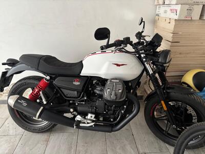 Moto Guzzi V7 Stone Ten (2024 - 25) usata