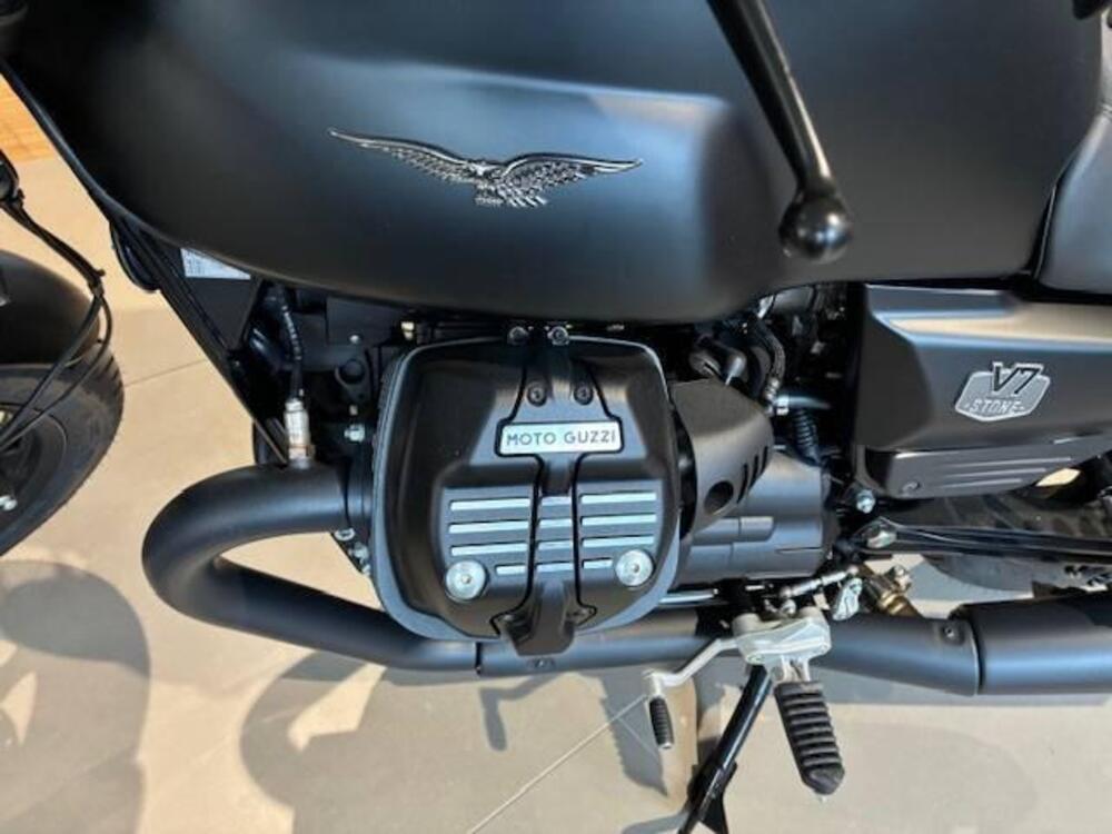 Moto Guzzi V7 Stone (2025 - 26) (2)