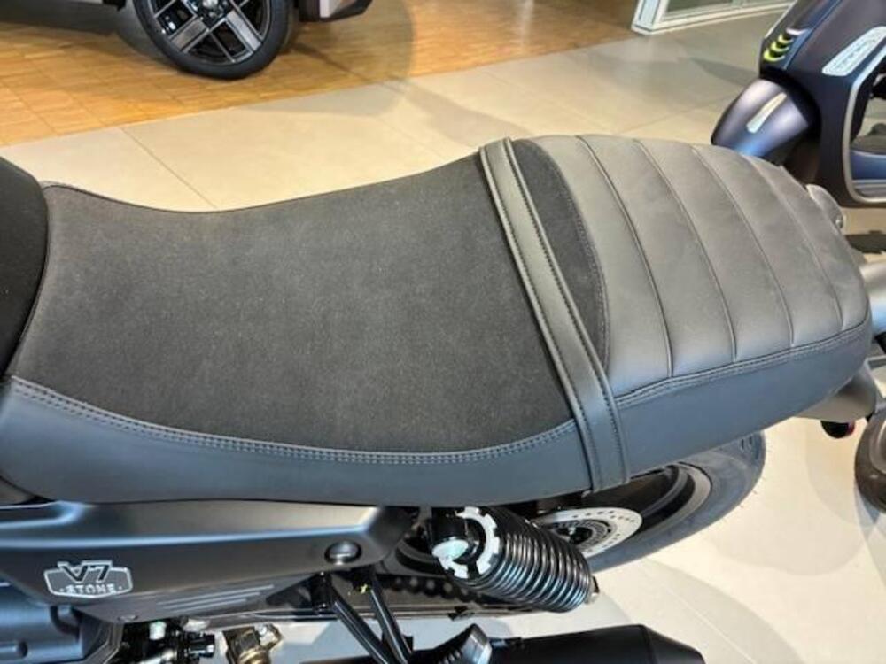 Moto Guzzi V7 Stone (2025 - 26) (3)