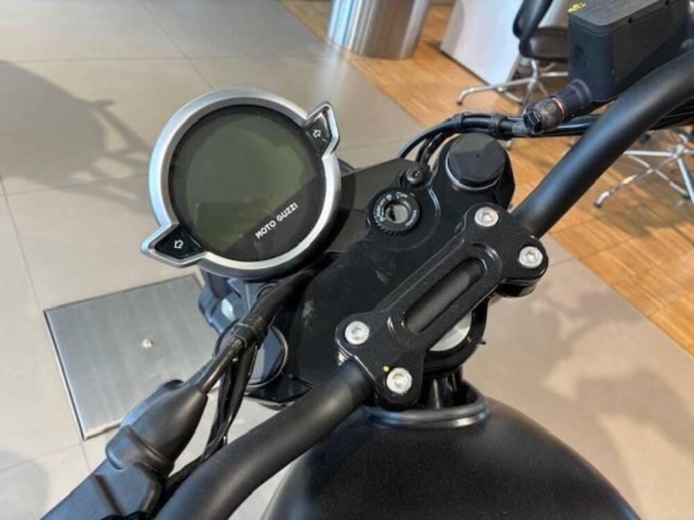 Moto Guzzi V7 Stone (2025 - 26) (4)