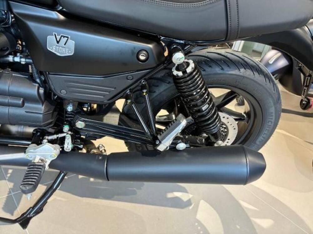 Moto Guzzi V7 Stone (2025 - 26) (5)