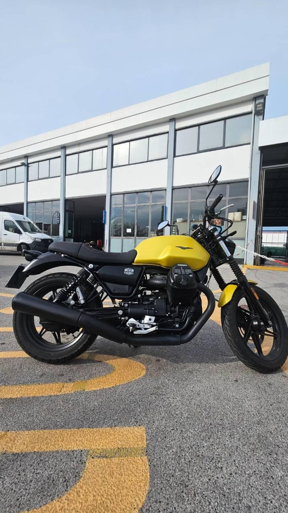Moto Guzzi V7 Stone (2021 - 24) (2)
