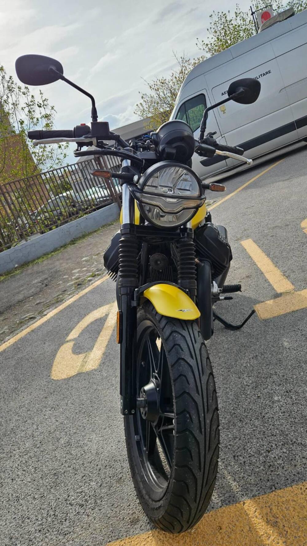 Moto Guzzi V7 Stone (2021 - 24) (3)