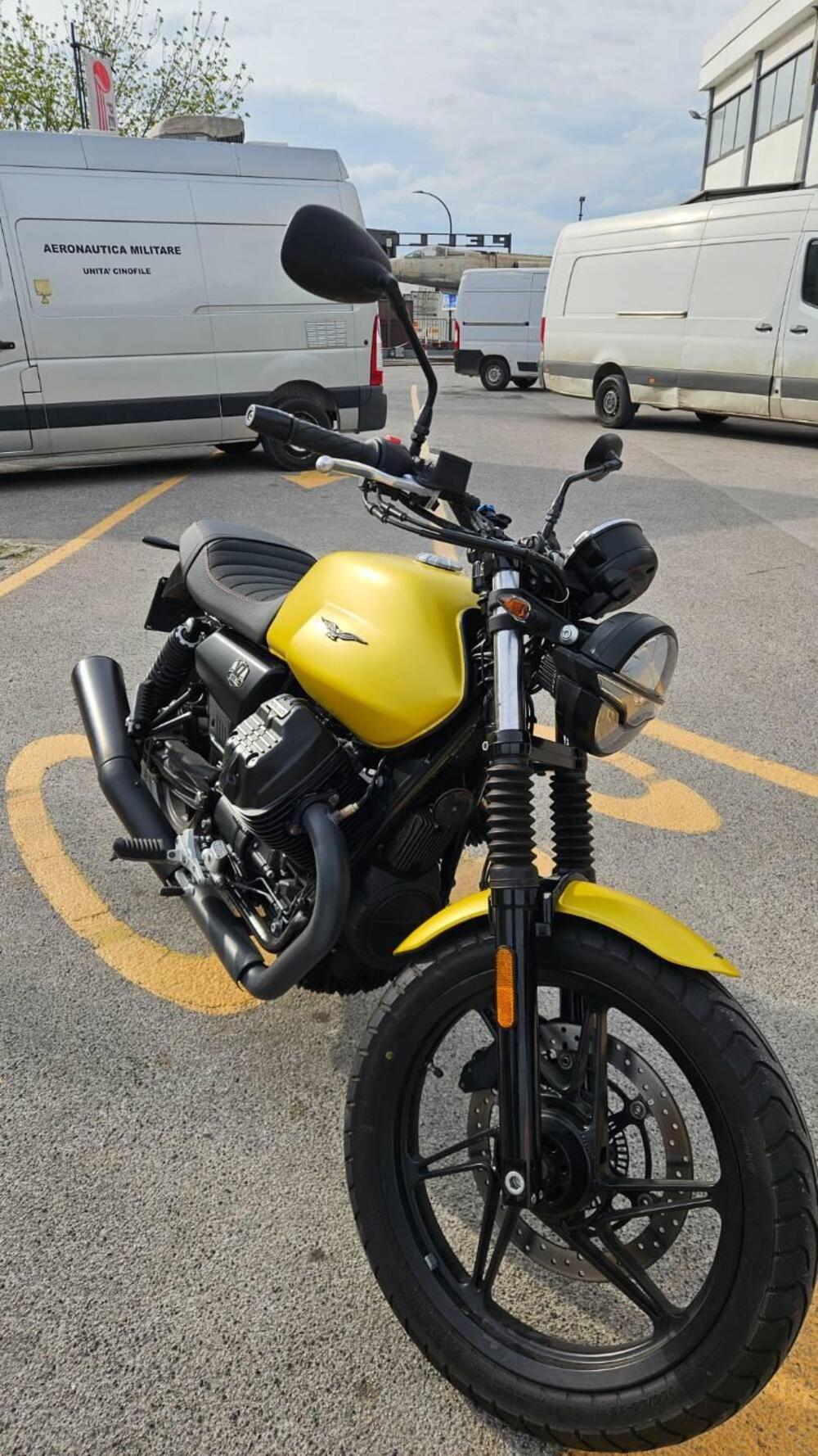 Moto Guzzi V7 Stone (2021 - 24) (4)