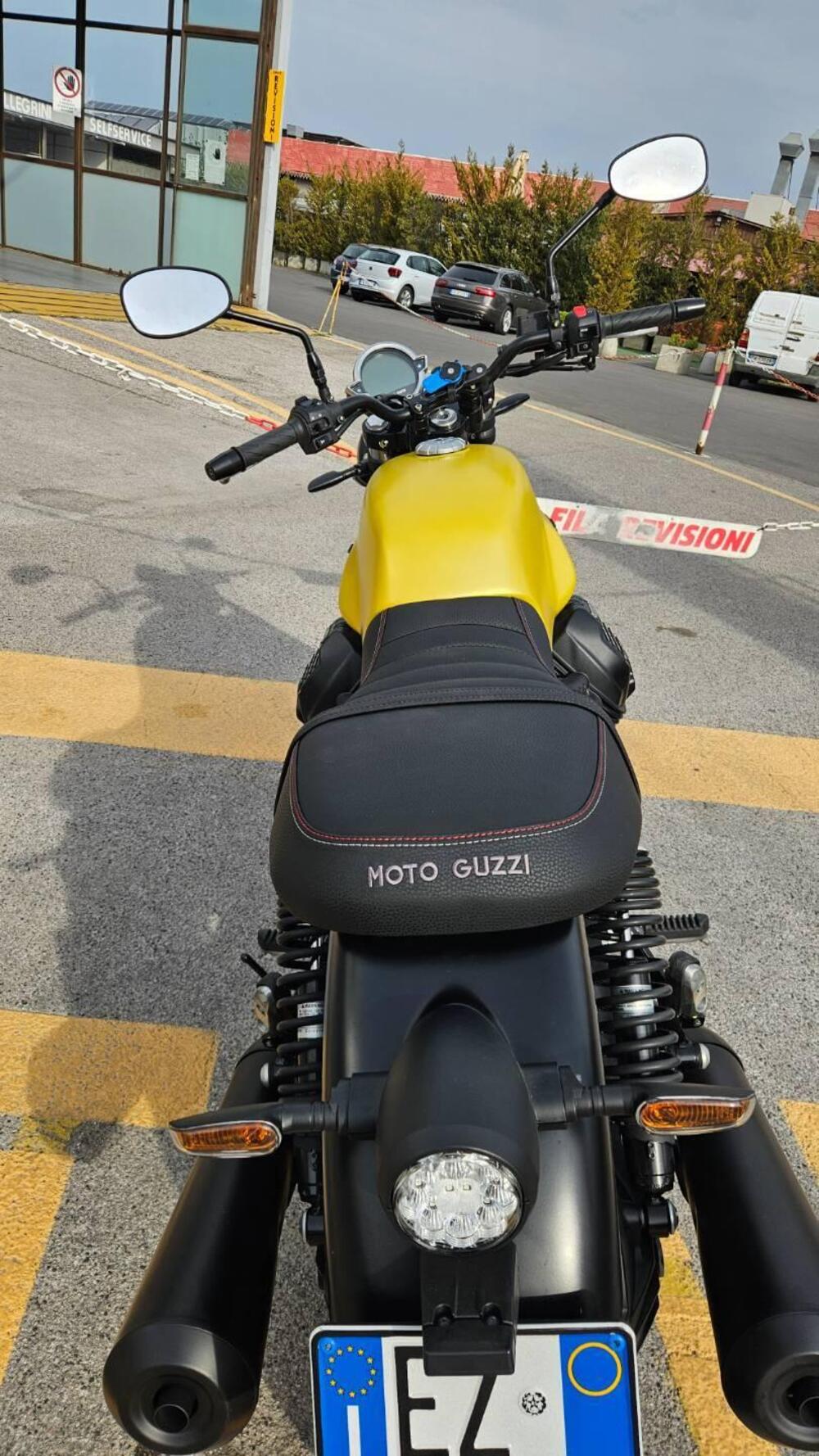 Moto Guzzi V7 Stone (2021 - 24) (6)
