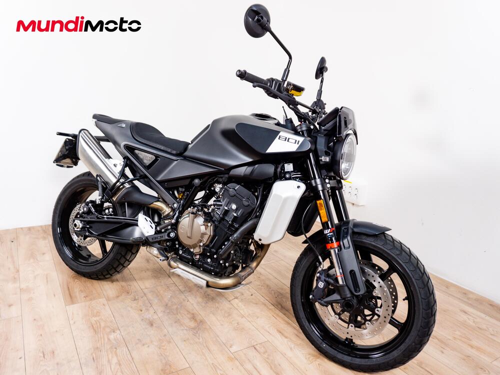 Husqvarna Svartpilen 801 (2024 - 26) (2)