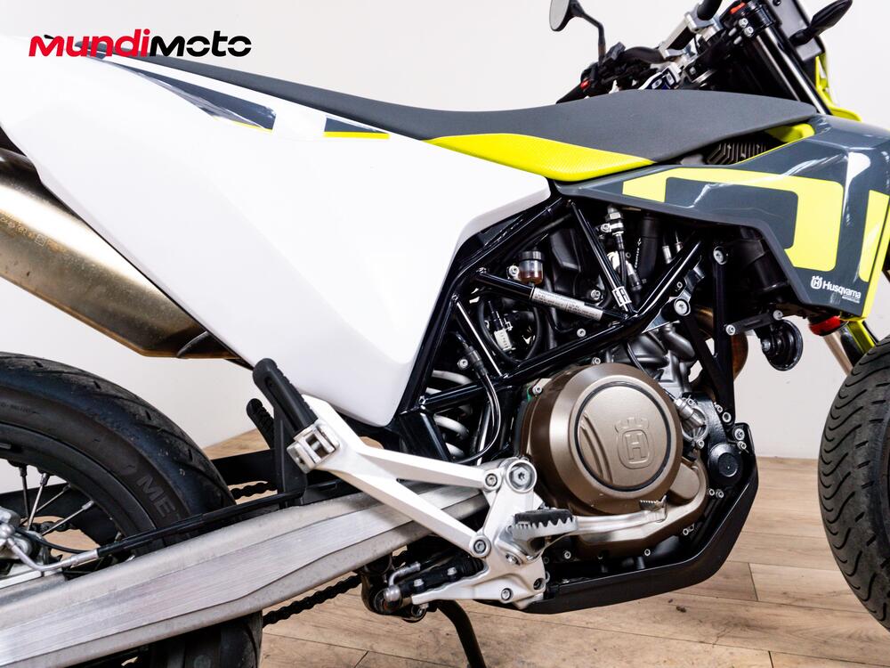 Husqvarna 701 Supermoto (2022) (3)