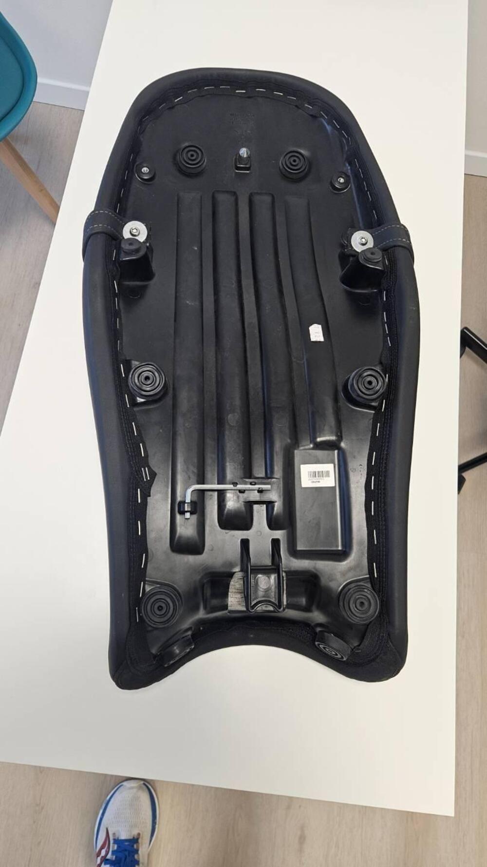 Sella originale moto guzzi V7 stone 2023 (4)