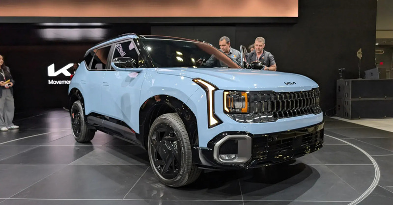 Kia Seltos 2027 debutta a New York: arriva per la prima volta la versione ibrida del SUV compatto