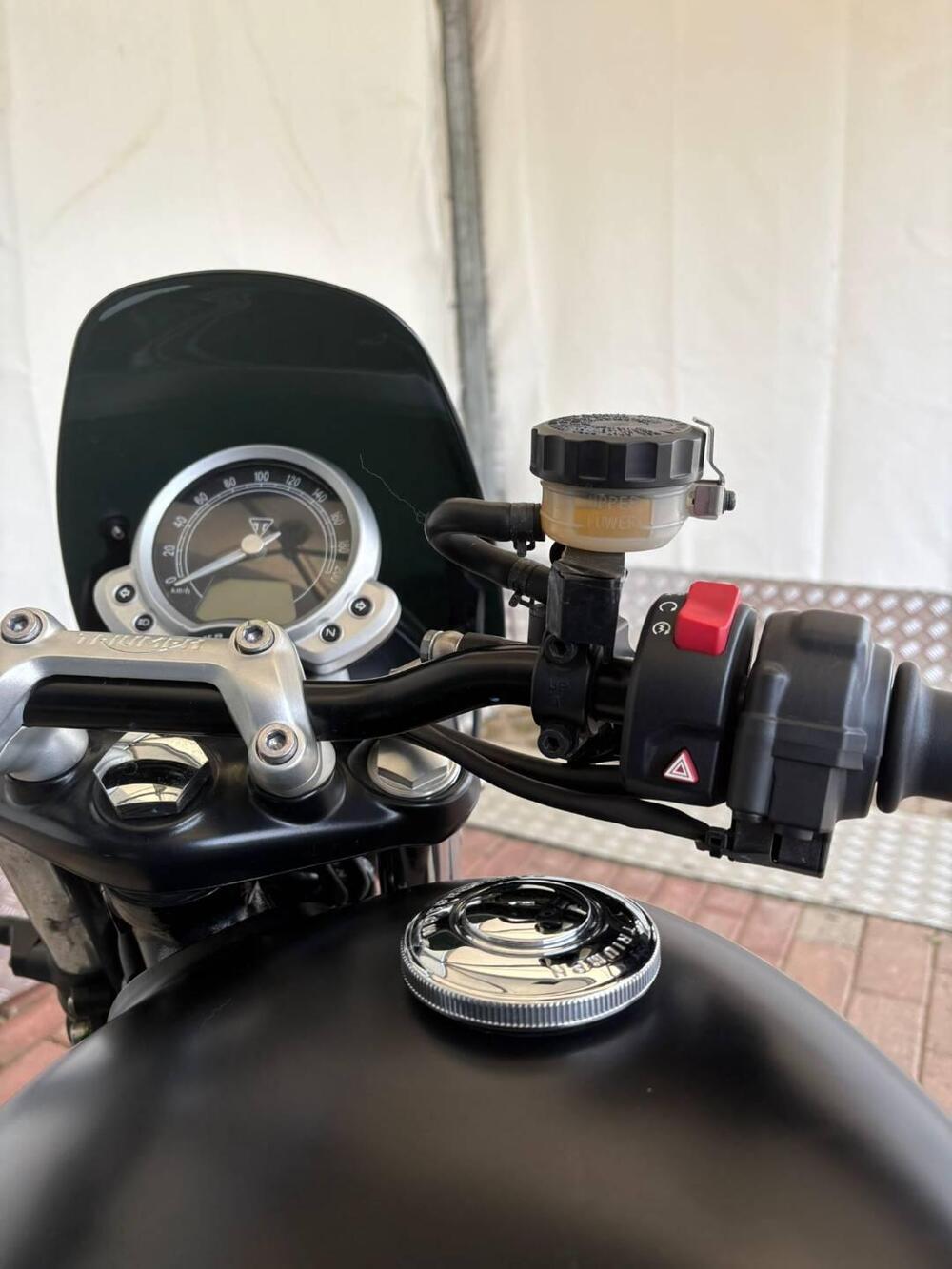 Triumph Street Twin 900 (2016) (16)