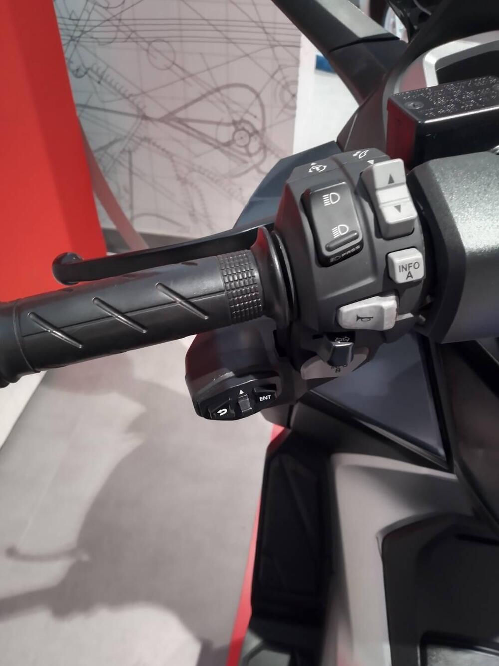 Honda Forza 350 Deluxe (2022 - 24) (6)