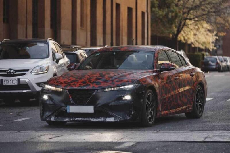 Le "foto spia" della nuova Alfa Romeo Giulia da Torino sono un falso: l'intelligenza artificiale inganna (quasi) tutti
