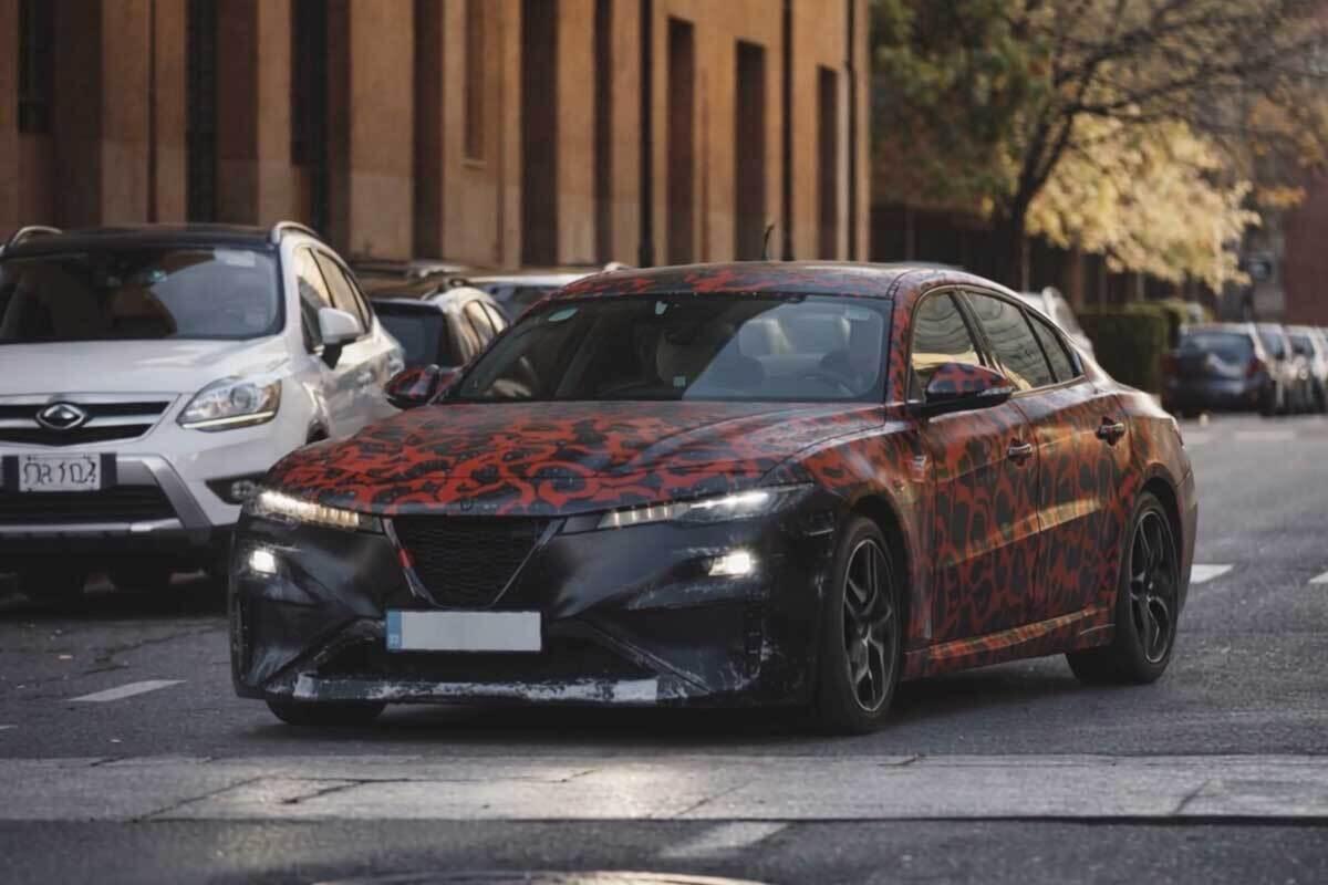 Le "foto spia" della nuova Alfa Romeo Giulia da Torino sono un falso: l'intelligenza artificiale inganna (quasi) tutti