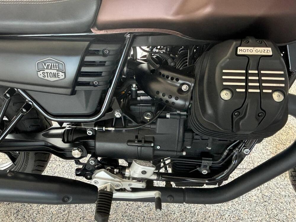 Moto Guzzi V7 III Stone Night Pack (2019 - 20) (14)