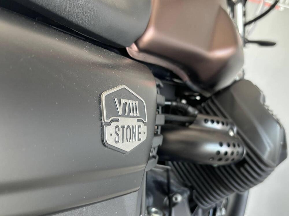 Moto Guzzi V7 III Stone Night Pack (2019 - 20) (15)