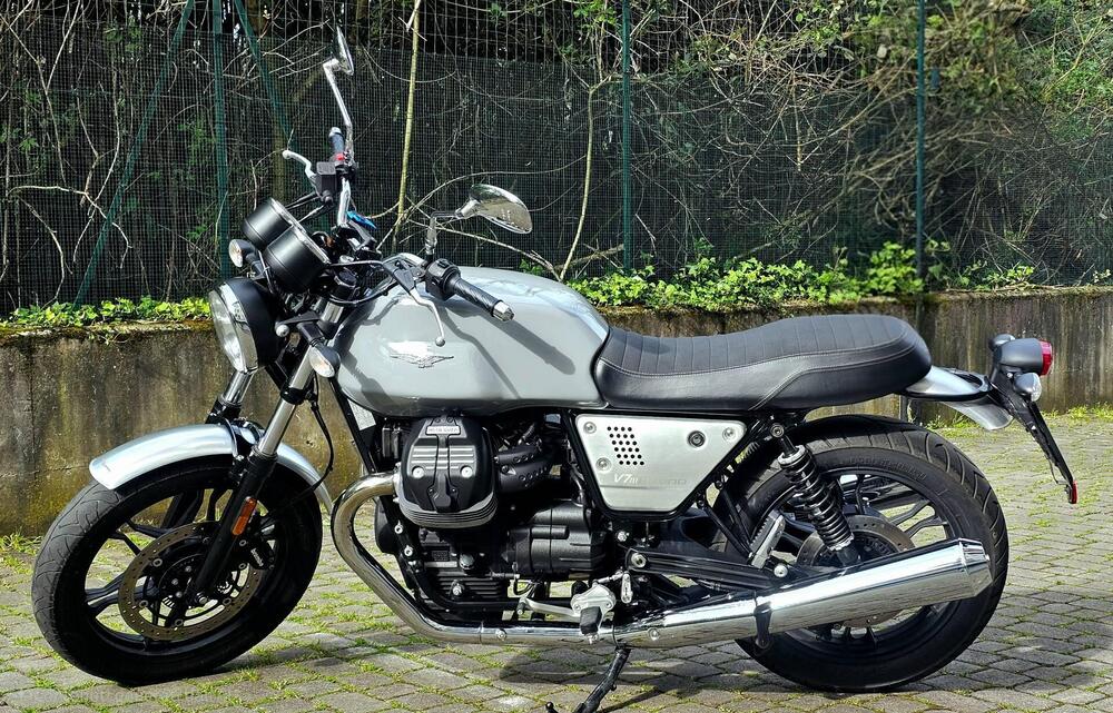 Moto Guzzi V7 III Milano (2018 - 20) (2)