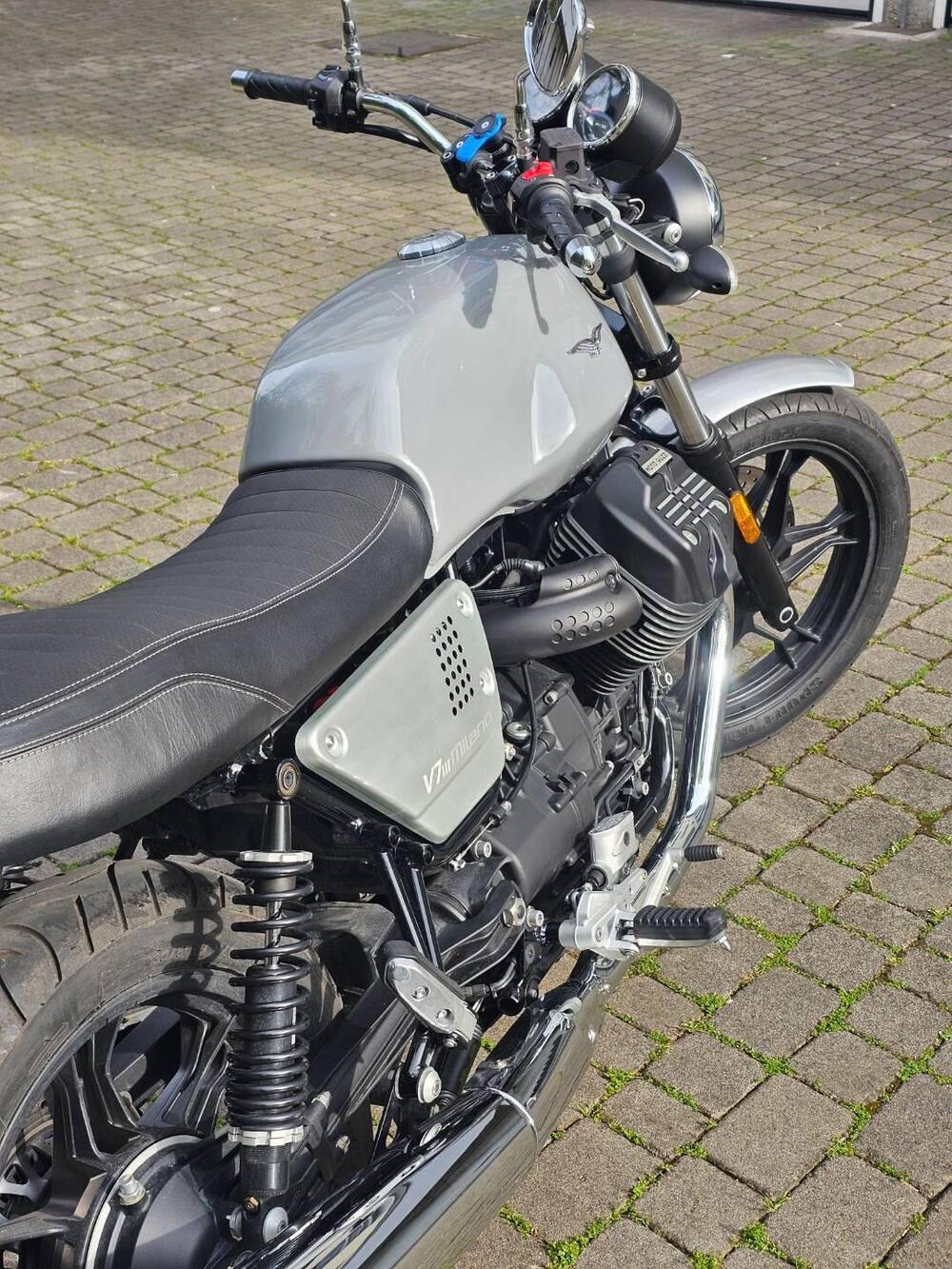 Moto Guzzi V7 III Milano (2018 - 20) (6)