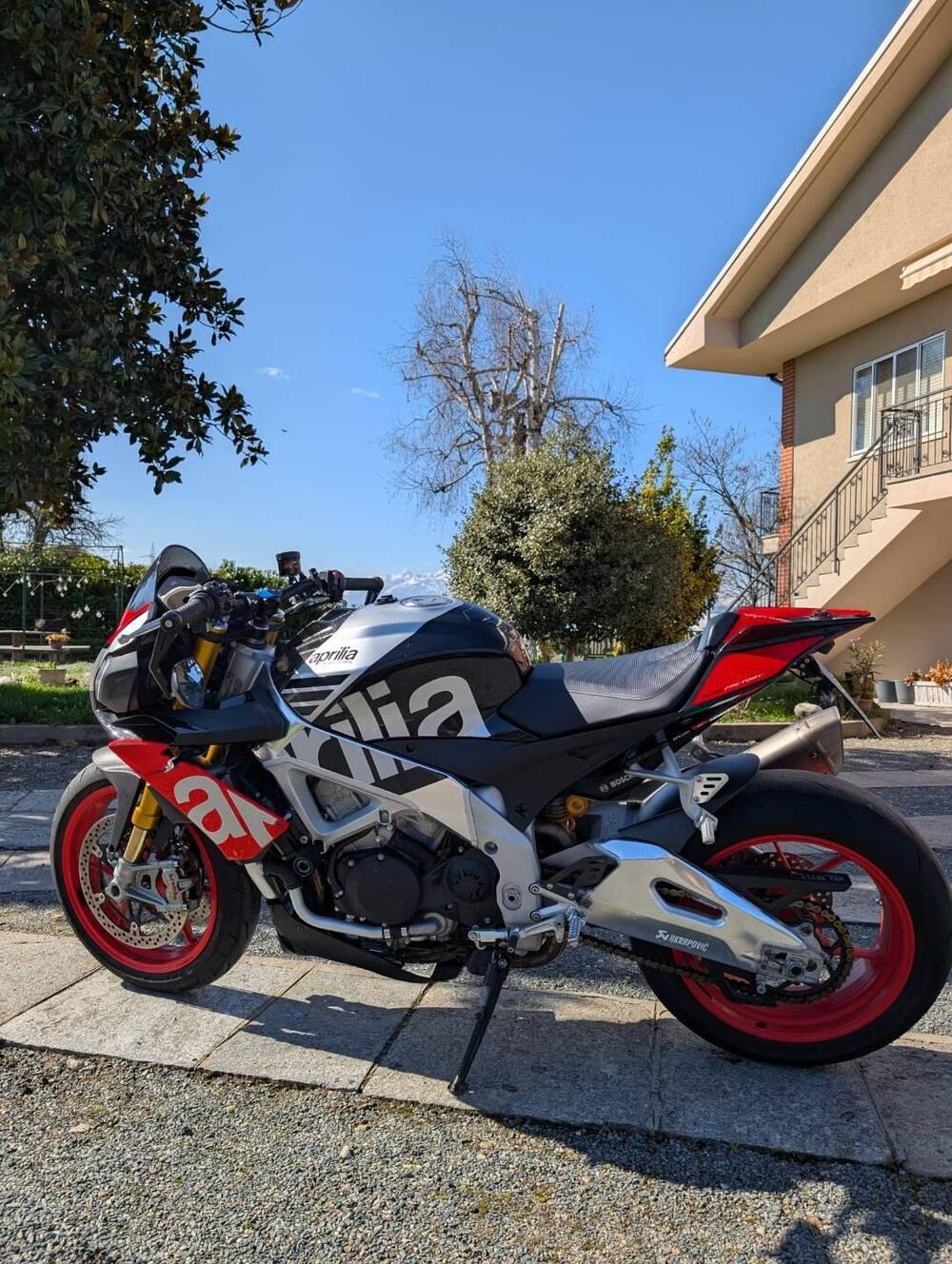 Aprilia Tuono V4 Factory (2017 - 18) (2)