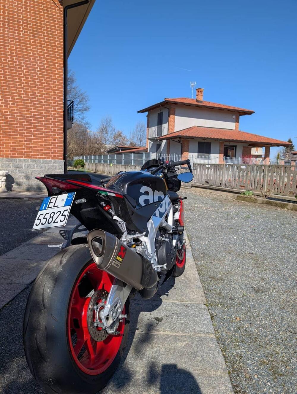 Aprilia Tuono V4 Factory (2017 - 18) (3)