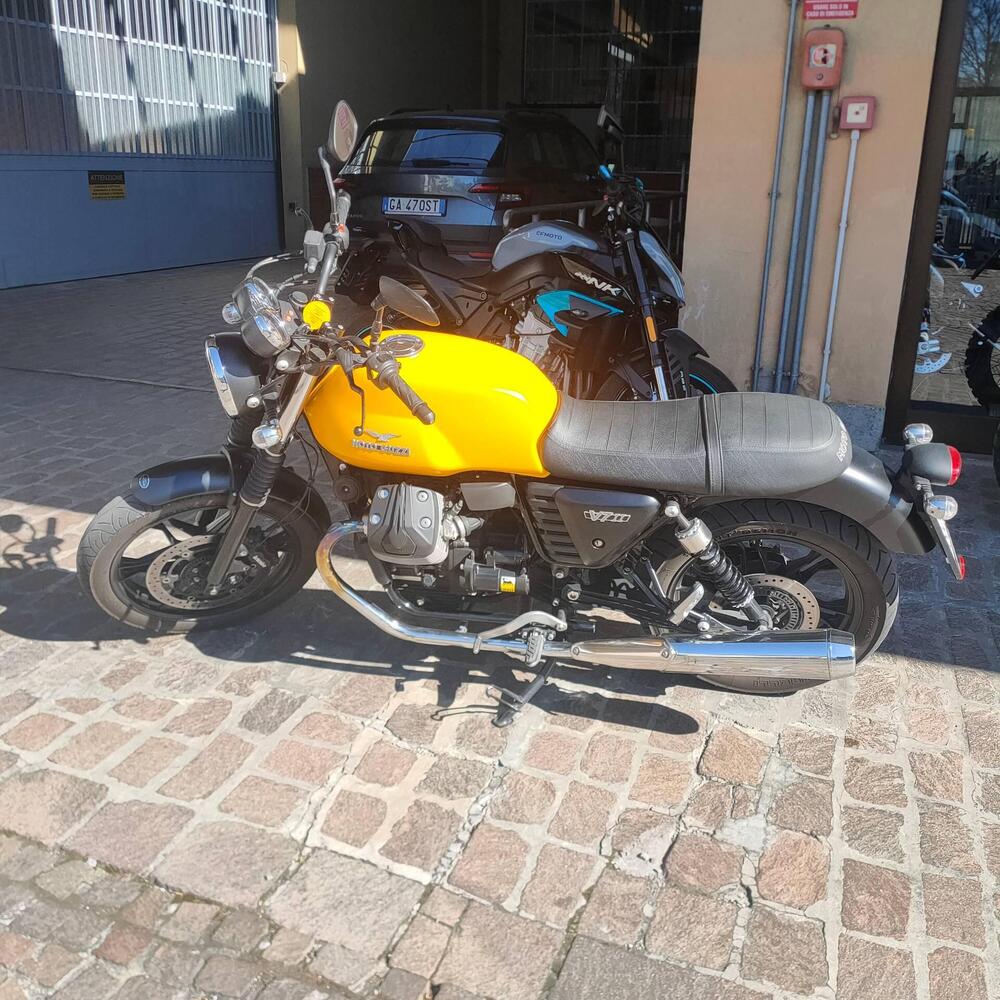 Moto Guzzi V7 II Stone (2015 - 17) (2)