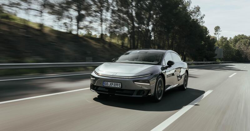 XPeng P7+: la fastback elettrica definita dall&rsquo;intelligenza artificiale arriva in Europa e debutta in Italia nel 2026