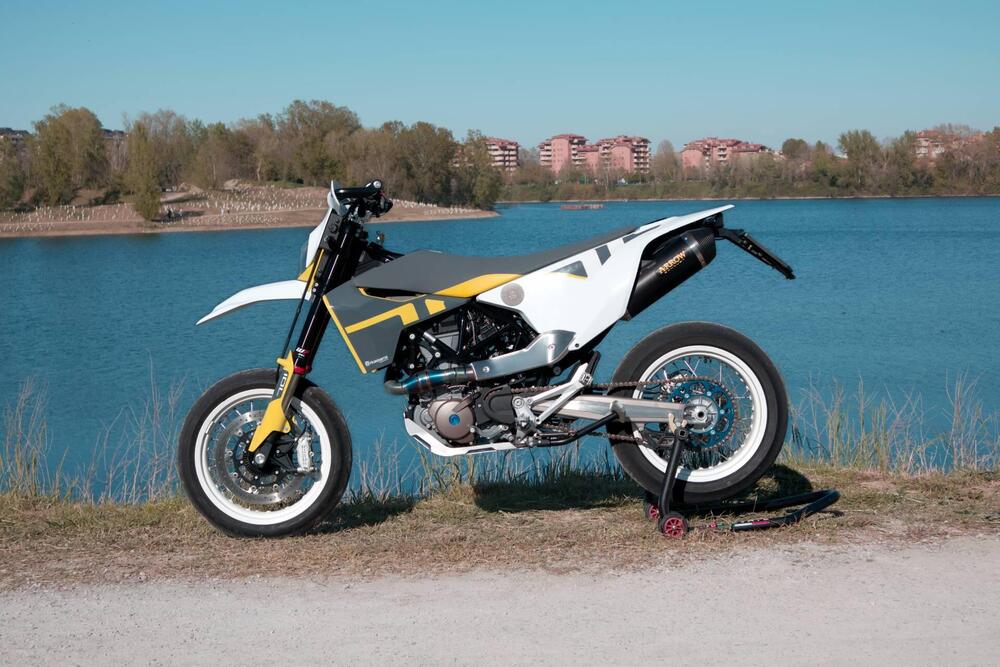 Husqvarna 701 Supermoto (2022) (2)