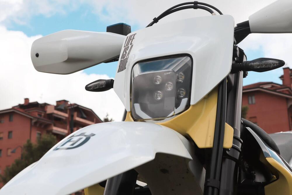 Husqvarna 701 Supermoto (2022) (4)