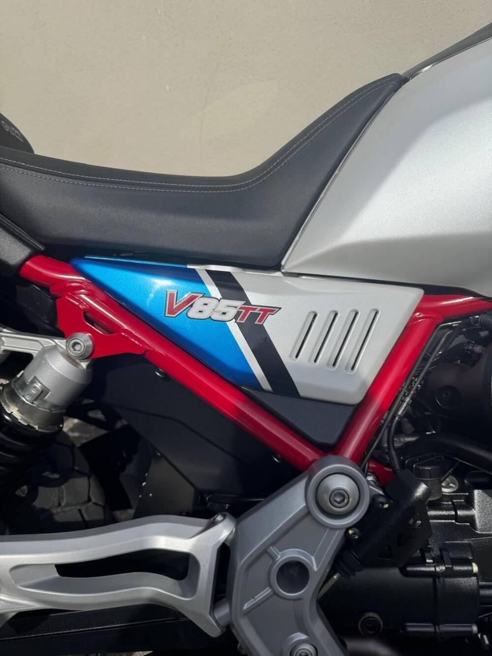 Moto Guzzi V85 TT (2021 - 23) (8)