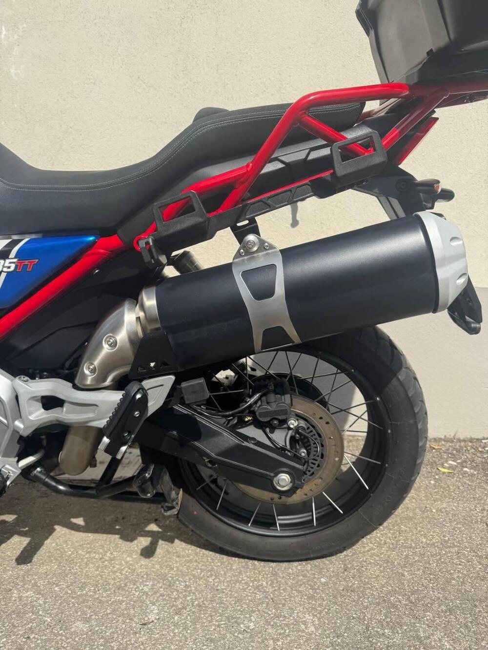 Moto Guzzi V85 TT (2021 - 23) (12)