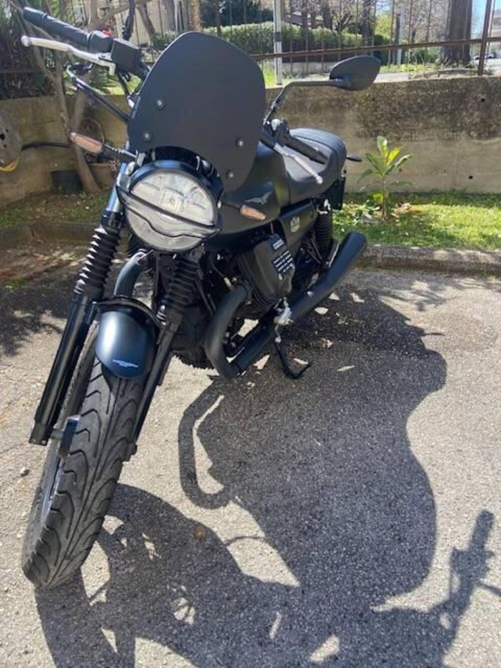 Moto Guzzi V7 Stone (2021 - 24)