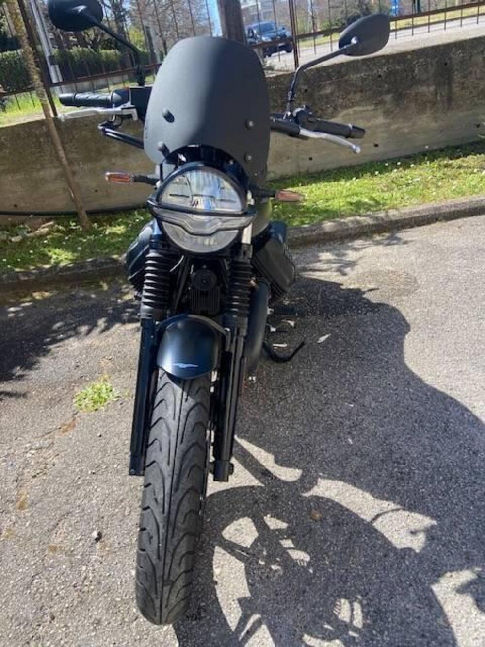 Moto Guzzi V7 Stone (2021 - 24) (2)