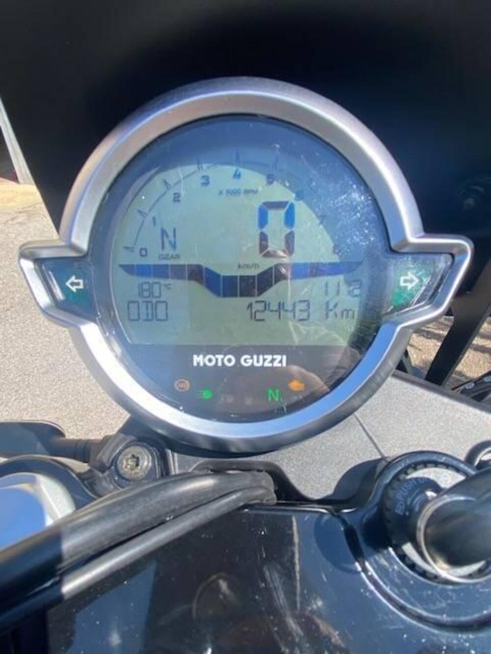 Moto Guzzi V7 Stone (2021 - 24) (7)